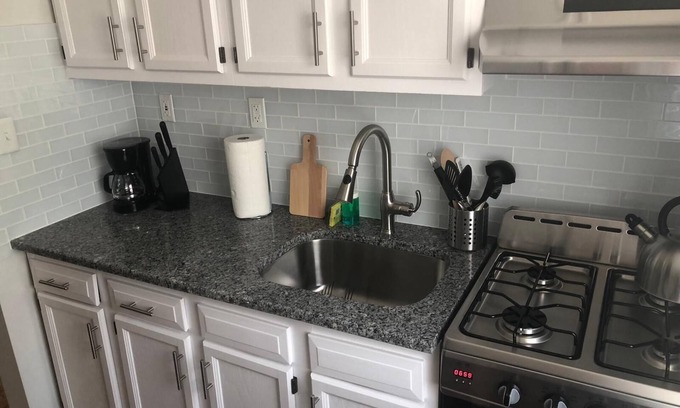 Industry Apartment | 1703 5B · Nice Looking 2bed Apt/20 min to NYC-Parking Avail.