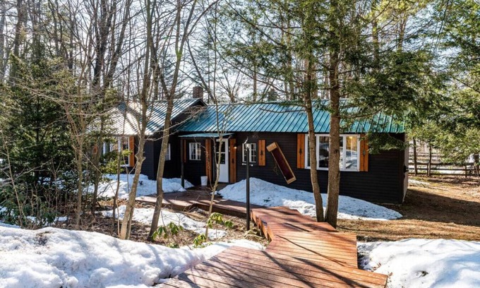 Cranmore Birches Cabin | 17SM · Renovated 1BR|Deck |Washer/Dryer