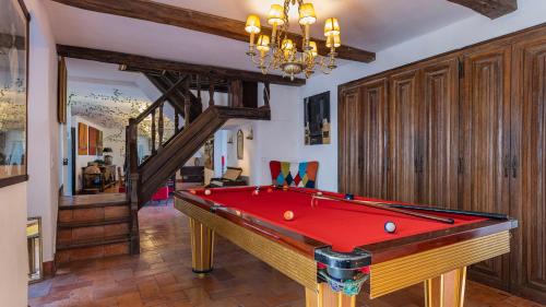 Sintra Bed & Breakfast | 17th Century Room in Villa with Snooker & HotTub - Sintra WOW