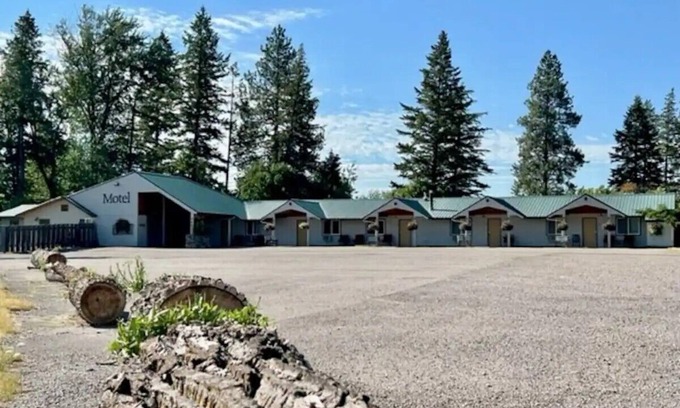 Columbia Falls Hotel | #18 ONE QUEEN BED at hotel in Columbia Falls with WiFi and AC! 20 mi to GNP