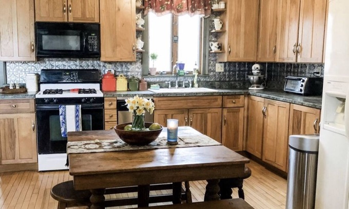 Thompson House | 1820's Farmhouse near Elk Mountain Ski Resort - 3 Bed 3.5 Bath