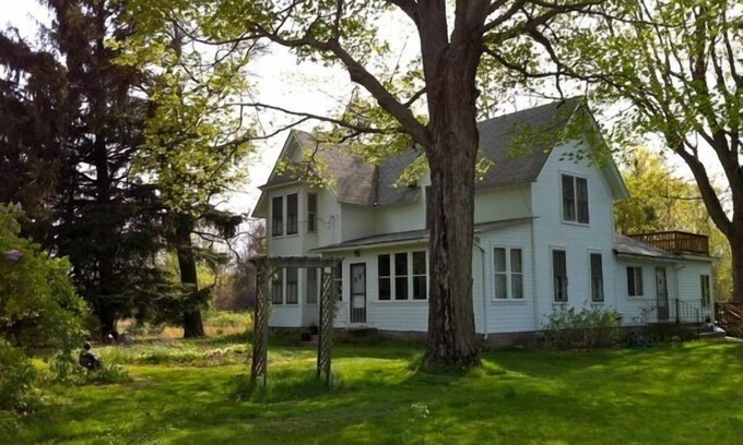South Haven House | 1860's White House In Glenn Located Between South Haven And Saugatuck
