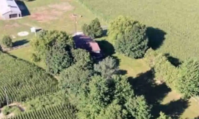 Huron East Other | 1880 farmhouse with hottub!