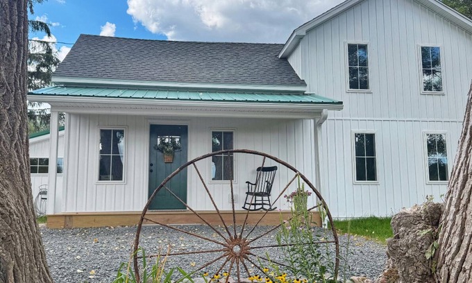 Prattsville House | 1880s 2-bedroom Farmhouse at Bearpen Mtn