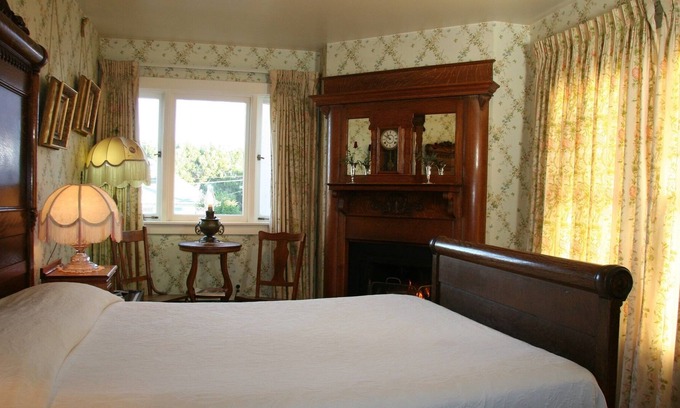 Pacific Grove Cabin | 1890 Quarter Sawn rolled oak armoire/Fireplace/ QUEENBED/clawfoottub/shower
