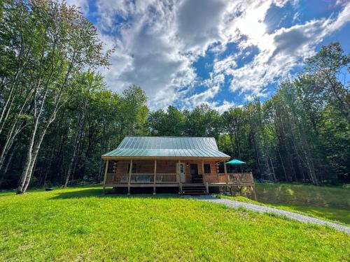 Sugar Hill House | 18HA Log home close to Franconia Notch privacy fire pit wifi pool gym passes