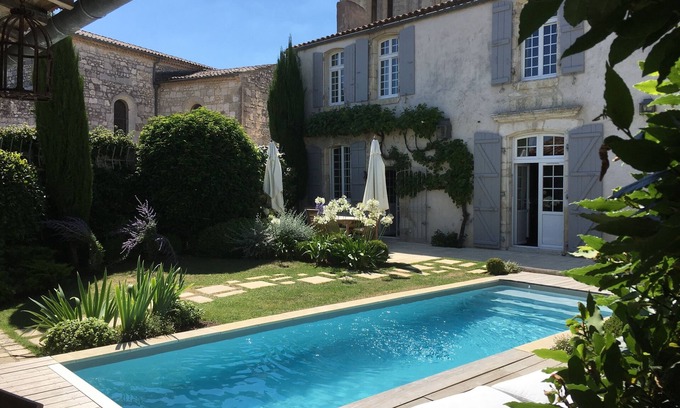Meschers-sur-Gironde House | 18th C Vicarage 4* Heated pool - Walk to beach- market - shops