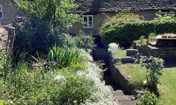 Northleach Cottage | 18th century cottage 2 minutes walk to pubs, shops, restaurants and play park
