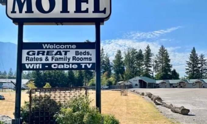 Columbia Falls Hotel | #19 ONE QUEEN BED in lovely Columbia Falls with WiFi, AC 20 mi from GNP