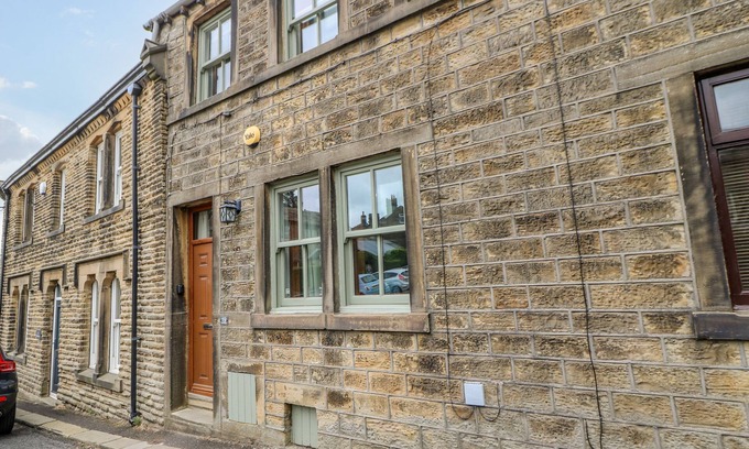 Holmfirth House | 19 THE VILLAGE, family friendly in Holmbridge