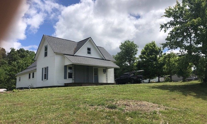 Seymour House | 1900 Farm House directly between Pigeon Forge and Knoxville