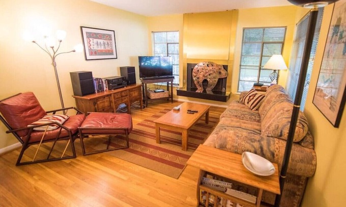 Barton Hills Apartment | 1903 Paramount Avenue