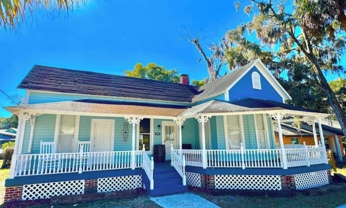 Dunnellon House | 1905 Victorian minutes from the Rainbow River and World Equestrian Center