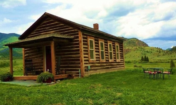 Gardiner Cabin | 1916 Schoolhouse near Yellowstone-horse rides,zip lining, rafting, hiking