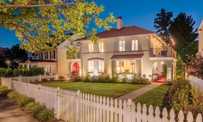 Northwest House | 1920's charm in a 3 Luxury bedroom flat close to everything - renovated bath