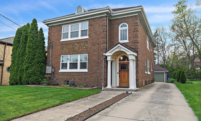 Rockford Apartment | 1920’s Luxury Rockford Retreat - Lower Unit