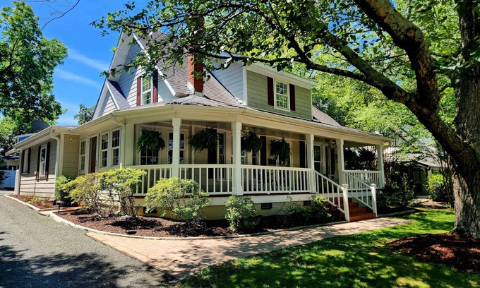 Cary House | 1930's Charming Vintage Cottage - Downtown Cary & 15 min to Raleigh