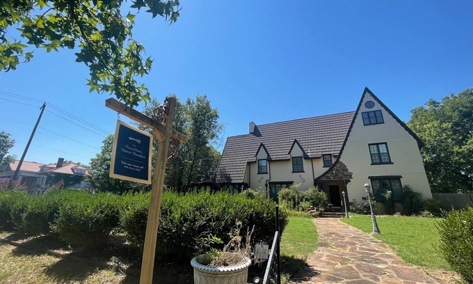 Muskogee Bed & Breakfast | 1935 Muskogee English Tudor Home - 2nd Floor Merlot Room