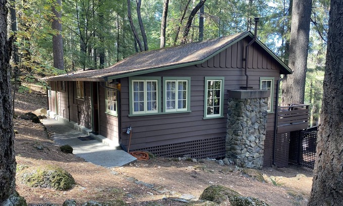 Middletown Cabin | 1937 upgraded Cabin in tree/ mountain area walking distance to town.
