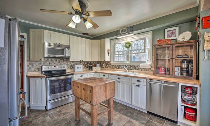 Three Oaks House | 1940’s Farm Cottage w/Fire Pit, 4 Mi to Lake