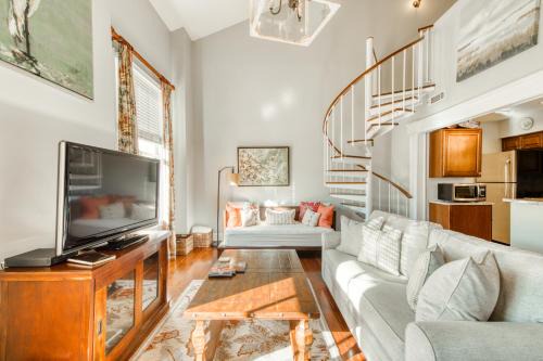 French Quarter Apartment | 195 East Bay