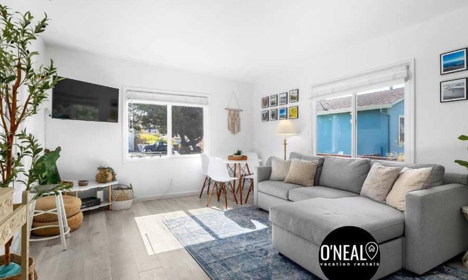 Eastside Santa Cruz House | 1950's Surf Shack - 6 min walk to beach!
