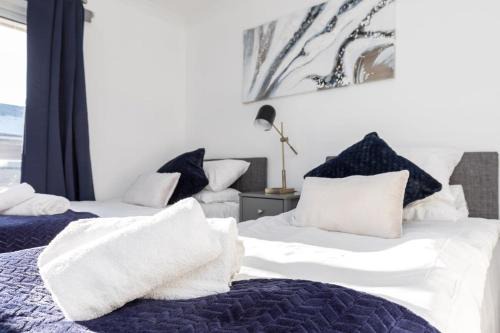 Crawley City Centre House | 19A The Broadwalk - Cozy 1BR in the Heart of Crawley near GATWICK Airport great for contractors and flight crew students