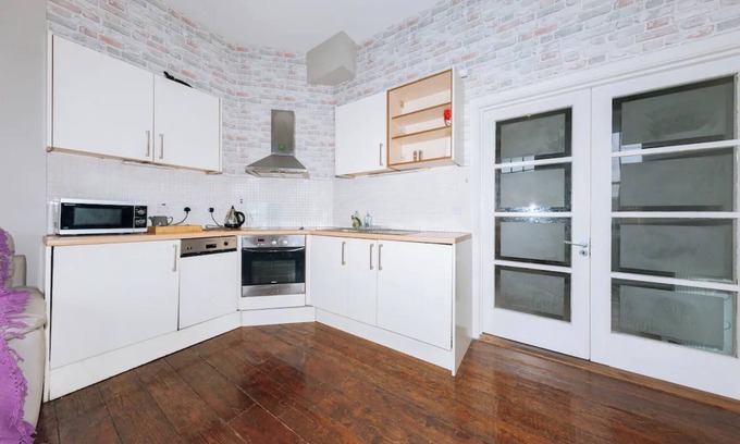 Temple Bar Apartment | 1BD Riverside Hideaway in City Centre - Dublin