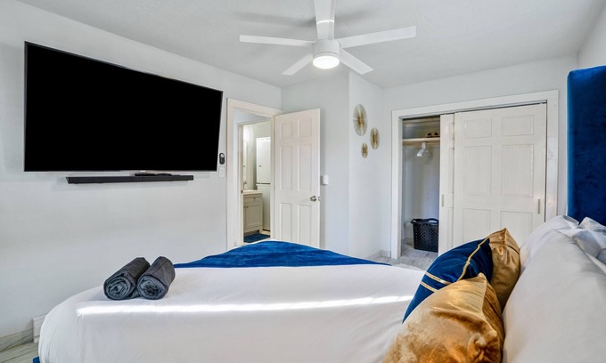 University Heights Apartment | 1bd1ba Apartment 6min drive to UNM Hospital 5min drive to Presbyterian Hospital.
