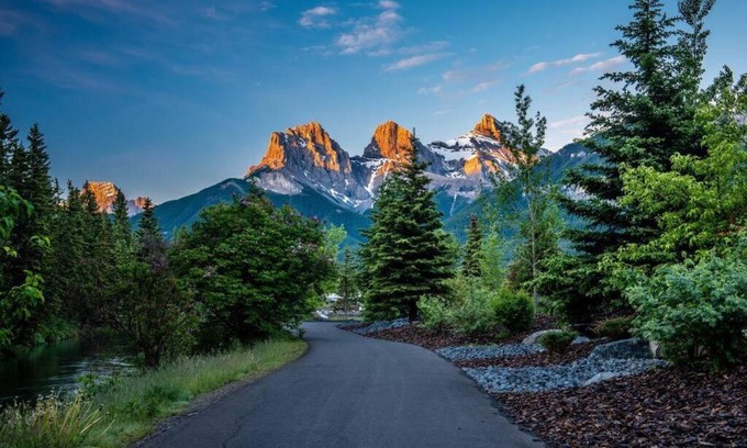 Canmore Apartment | 1Bedroom with 2 Queen Heated Parking