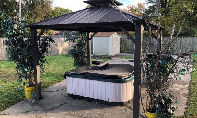 Crosstown House | 1Br - 1 Br Upscale Crosstown w/Hot Tub Sleep up to 4