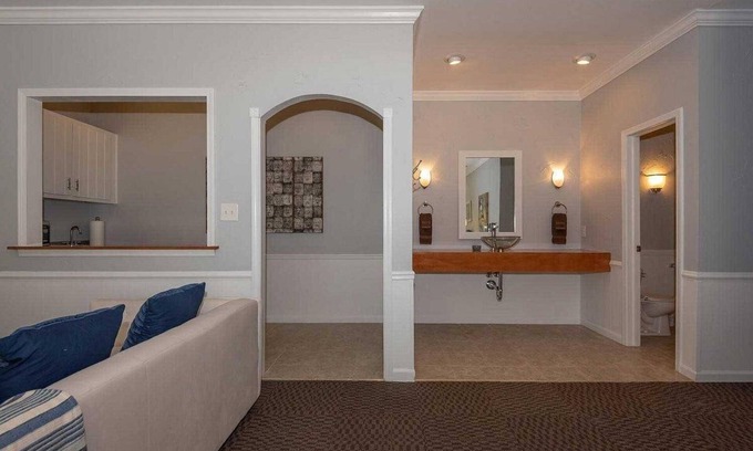 Nashville Hotel | 1BR, 1BA Luxury Hot tub Suite