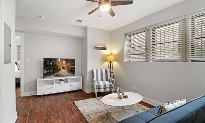 Ravenswood Apartment | 1BR Delightful Apt in Ravenswood | Shops & Dining