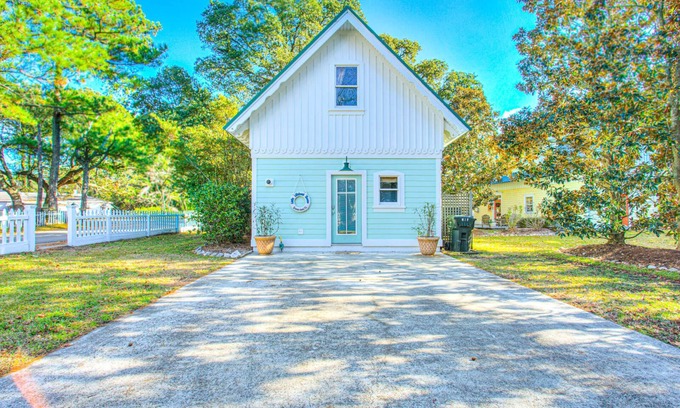 Manteo Cottage | 1BR historic cottage w/fireplace, patio & tub