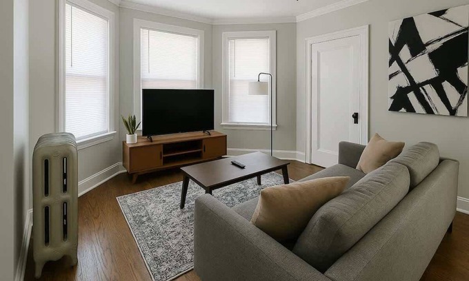 Irving Park East Apartment | 1BR Homey Apt in Irving Park