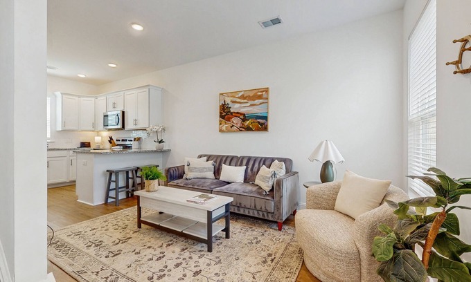 Goose Creek House | 1BR loft in Pet Friendly Resort w/pool, hot tub & parks