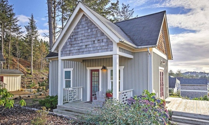 Nelscott House | 1BR Olivia Beach hot tub, pool, fire pit, dogs