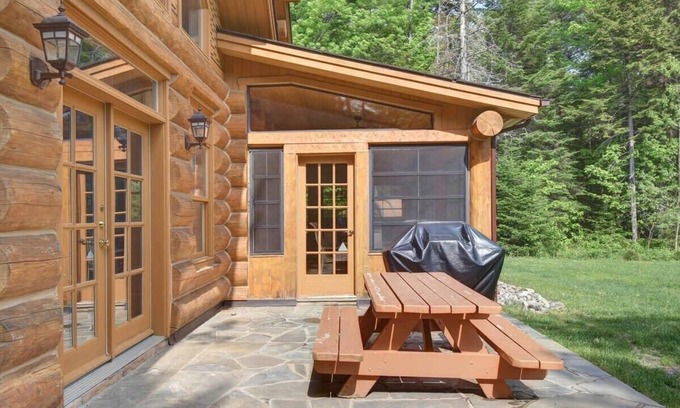 Fiddler Lake Resort Ski Chalet | 1km to lake, log house & hot tub