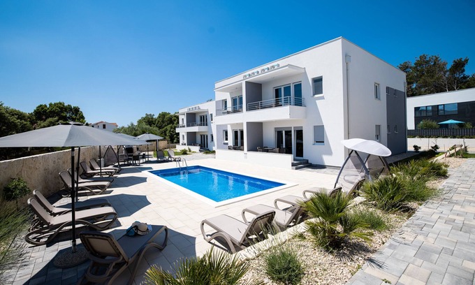 Vir Apartment | 1oak Rentals