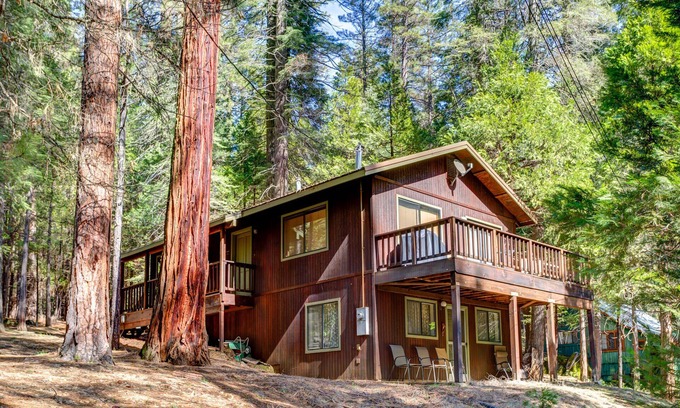 North Wawona Cabin | (1S) Cecil's Cabin at The Redwoods In Yosemite