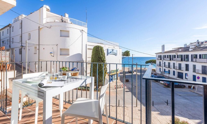 Llafranc Apartment | 1SR 01 - Beautiful and spacious new build apartment with sea view located in the second row of houses lining the sea in Llafranc.