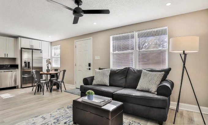 Oak Haven Apartment | 1st floor, 1 bedroom - Villa on a shaded street