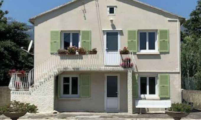 Pietracorbara Apartment | 1st floor Villa El bimbo 50 metres from the sandy beach