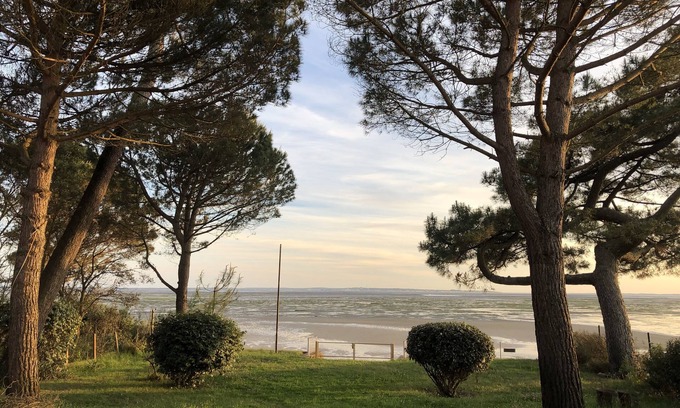 Taussat House | 1st Line large family villa, sleeps 22, heated swimming pool