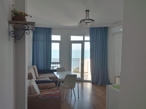 Makhinjauri Apartment | 2-х комнатная квартира на берегу моря Колхида