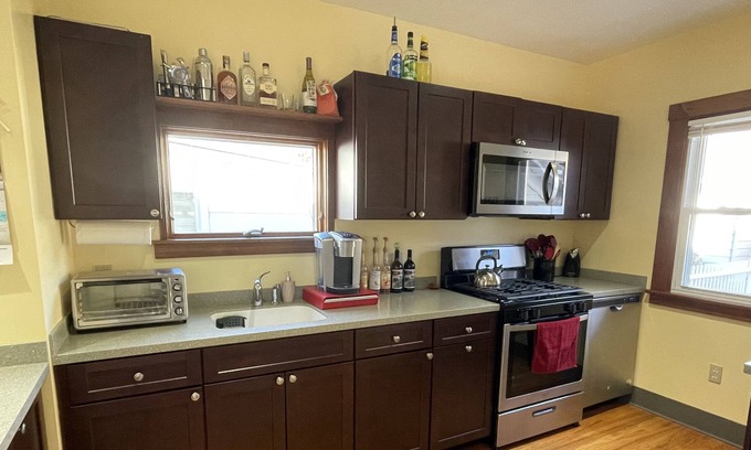 Bedford House | 2/1.5 Clean and Comfortable Home in Bedford, OH