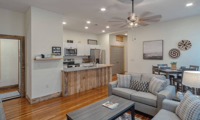 Waynesville Apartment | 2/1 Right On Main Street In The Center Of It All!