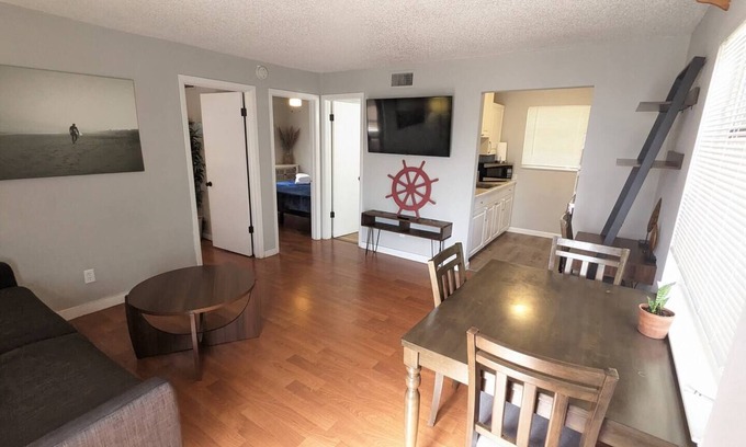 Disston Heights Apartment | 2/1 Upstairs Apt - 15 min from beach or downtown!