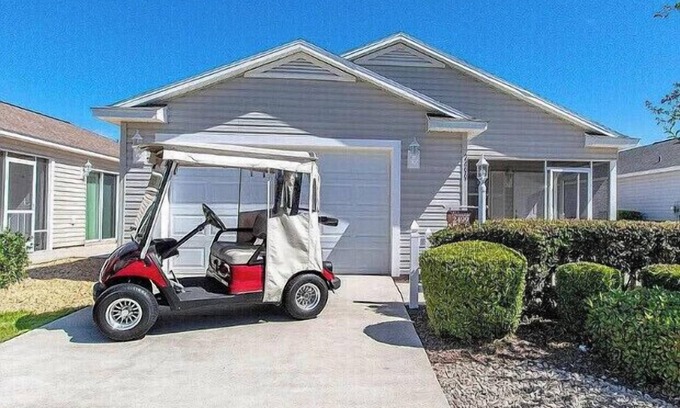 Buttonwood House | 2/2 Villa w/FREE 2 person gas cart near Sumter Landing/Pet friendly.