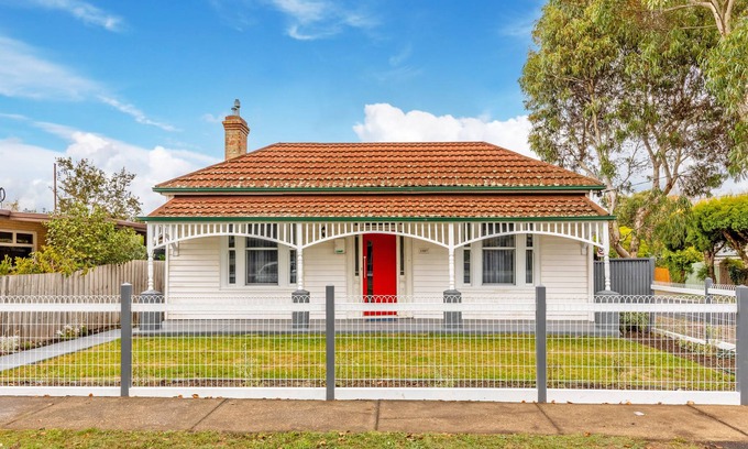 Newington Cottage | 2/3 Bedroom Cottage in Newington - Ballarat